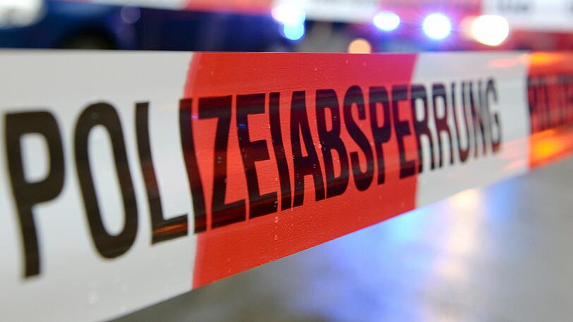 Im hessischen Taunusstein sind zwei tote Handwerker im Keller eines Einfamilienhauses entdeckt worden.