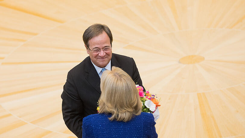 Der neue Ministerpräsident von Nordrhein-Westfalen, Armin Laschet (CDU), überreicht im Landtag in Düsseldorf nach seiner Wahl seiner Vorgängerin Hannelore Kraft (SPD) Blumen. Der neue Ministerpräsident von Nordrhein-Westfalen, Armin Laschet (CDU), überreicht im Landtag in Düsseldorf nach seiner Wahl seiner Vorgängerin Hannelore Kraft (SPD) Blumen.