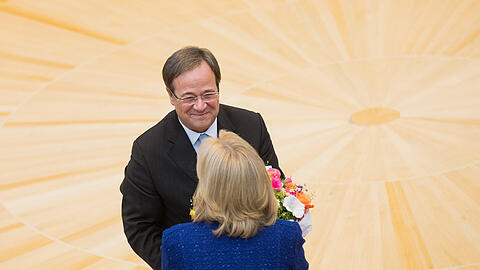 Der neue Ministerpräsident von Nordrhein-Westfalen, Armin Laschet (CDU), überreicht im Landtag in Düsseldorf nach seiner Wahl seiner Vorgängerin Hannelore Kraft (SPD) Blumen.