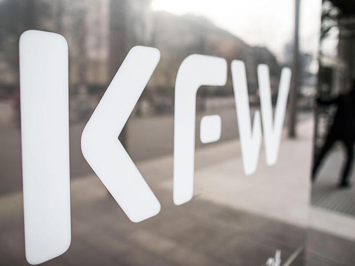Das Logo der KfW an der Zentrale der KfW Bankengruppe. Foto: Frank Rumpenhorst/dpa/Archivbild