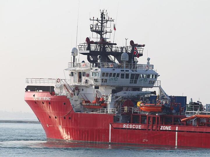 Das Rettungsschiff "Ocean Viking" darf in Italien anlegen.