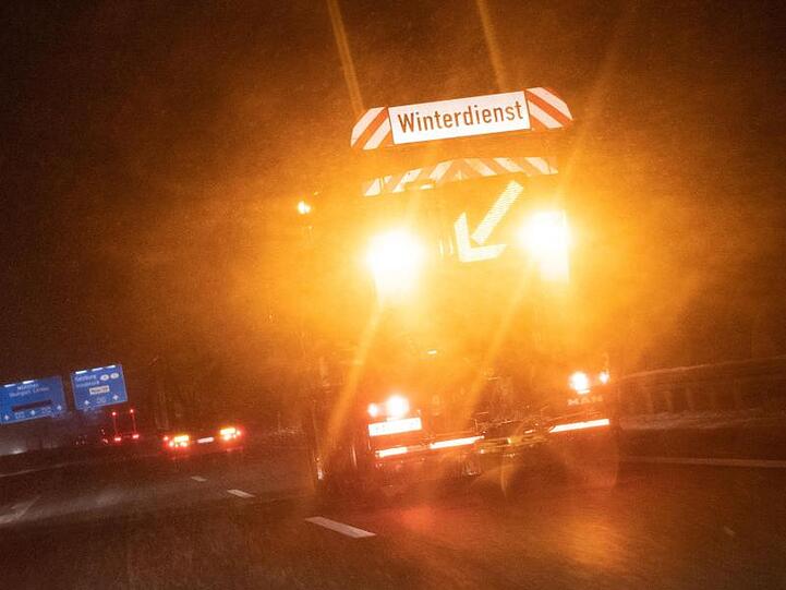 In Bayern sind derzeit 3.000 Männer und Frauen für 29 Autobahn- und 64 Straßenmeistereien verantwortlich.