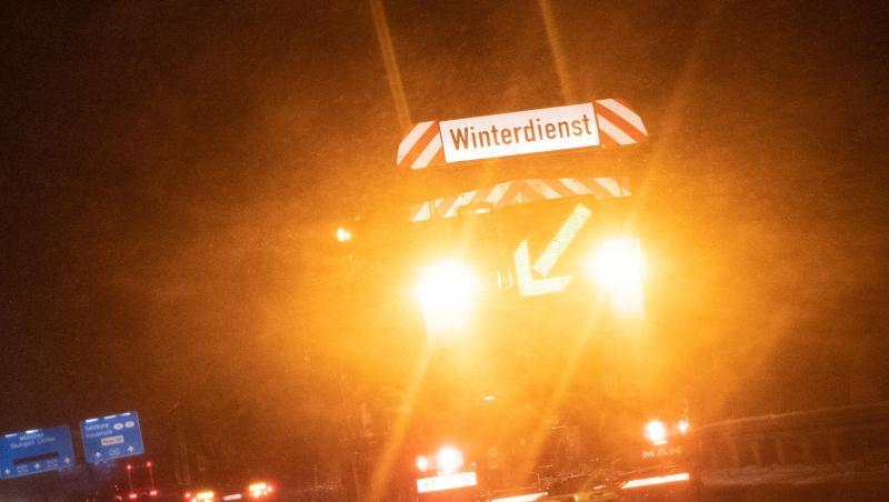 In Bayern sind derzeit 3.000 Männer und Frauen für 29 Autobahn- und 64 Straßenmeistereien verantwortlich. In Bayern sind derzeit 3.000 Männer und Frauen für 29 Autobahn- und 64 Straßenmeistereien verantwortlich.