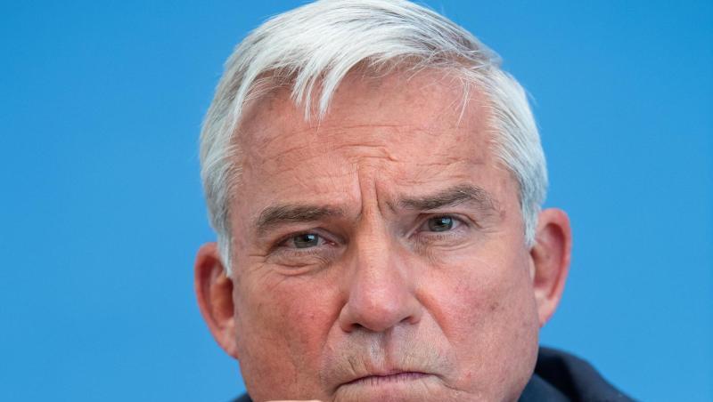 Thomas Strobl (CDU) schaut in die Kamera.