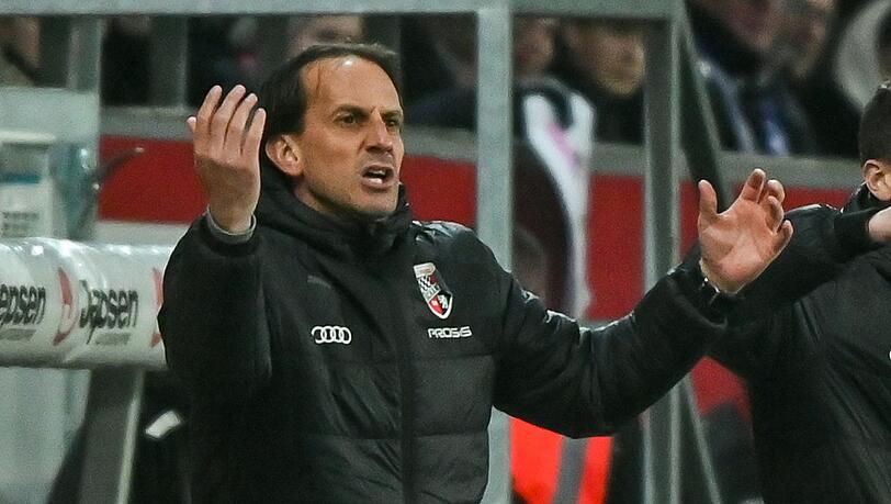 Trainer Rüdiger Rehm von Ingolstadt steht am Spielfeldrand.