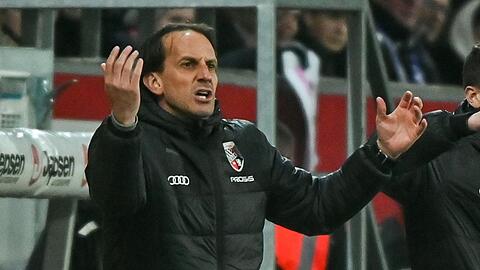Trainer Rüdiger Rehm von Ingolstadt steht am Spielfeldrand.