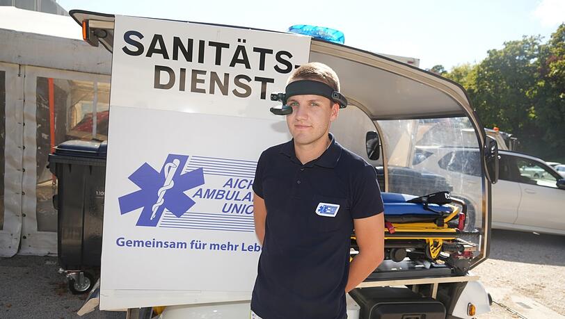 Notfallsanitäter Simon Wittke (25) zeigt die Kamera-Brille. Diese überträgt Bilder direkt an die Einsatzzentrale. Die Hände hat er dabei frei.