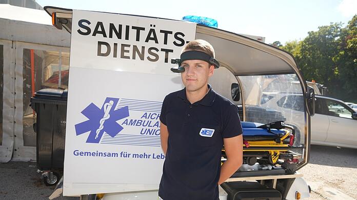 Notfallsanitäter Simon Wittke (25) zeigt die Kamera-Brille. Diese überträgt Bilder direkt an die Einsatzzentrale. Die Hände hat er dabei frei.