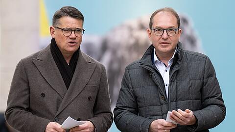 Hessens Ministerpräsident Boris Rhein (l) und CSU-Landesgruppenchef Alexander Dobrindt sind auf der Klausur in Seeon bereits im Wahlkampfmodus