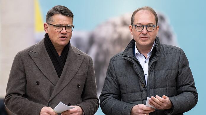 Hessens Ministerpräsident Boris Rhein (l) und CSU-Landesgruppenchef Alexander Dobrindt sind auf der Klausur in Seeon bereits im Wahlkampfmodus