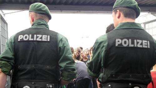 Polizisten in München beim Einsatz im Stadion. Polizisten in München beim Einsatz im Stadion.