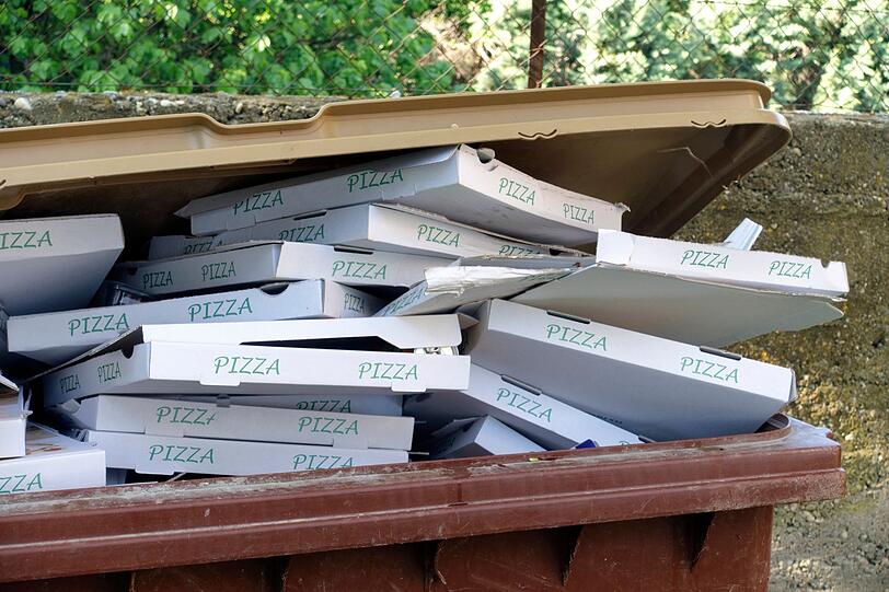 Gehören Sie auch zu den Menschen, die dreckige Pizzakartons im Altpapier entsorgen? Gehören Sie auch zu den Menschen, die dreckige Pizzakartons im Altpapier entsorgen?