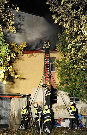 Die Feuerwehr beim Löschen des Abrisshauses.