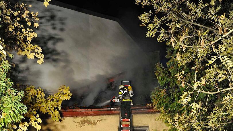 Die Feuerwehr beim Löschen des Abrisshauses. Die Feuerwehr beim Löschen des Abrisshauses.