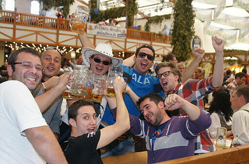Festa della Birra im Hofbräuzelt: Emanuelle (30), Rocco (40), Massimo (29), Christian (30), Fabian (30), Roby (30), Chris (28) aus Turin.
