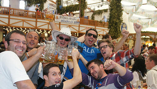 Festa della Birra im Hofbräuzelt: Emanuelle (30), Rocco (40), Massimo (29), Christian (30), Fabian (30), Roby (30), Chris (28) aus Turin. Festa della Birra im Hofbräuzelt: Emanuelle (30), Rocco (40), Massimo (29), Christian (30), Fabian (30), Roby (30), Chris (28) aus Turin.