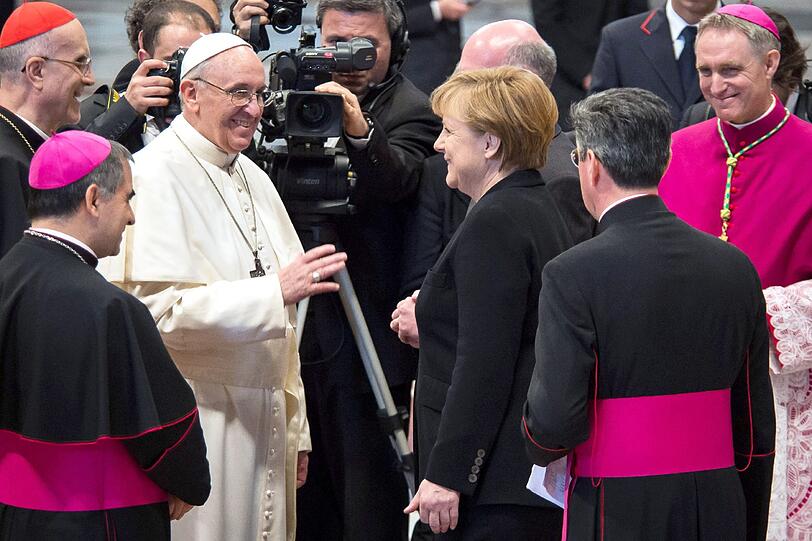 Papst Franziskus begrüßt Deutschlands Bundeskanzlerin Angela Merkel.