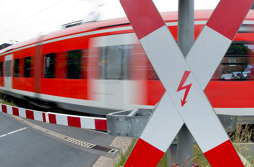 Ein Mann wollte sich mutmaßlich an einem Bahnübergang das Leben nehmen. Eine 20-Jährige rettete ihn in letzter Sekunde. (Symbolbild)