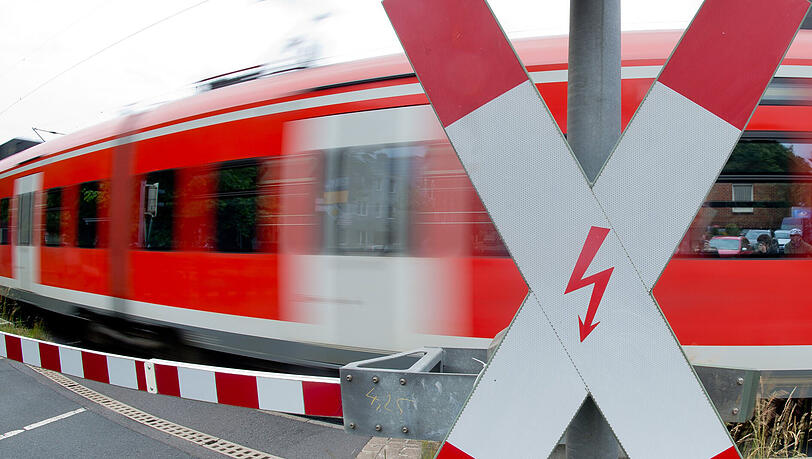 Ein Mann wollte sich mutmaßlich an einem Bahnübergang das Leben nehmen. Eine 20-Jährige rettete ihn in letzter Sekunde. (Symbolbild) Ein Mann wollte sich mutmaßlich an einem Bahnübergang das Leben nehmen. Eine 20-Jährige rettete ihn in letzter Sekunde. (Symbolbild)