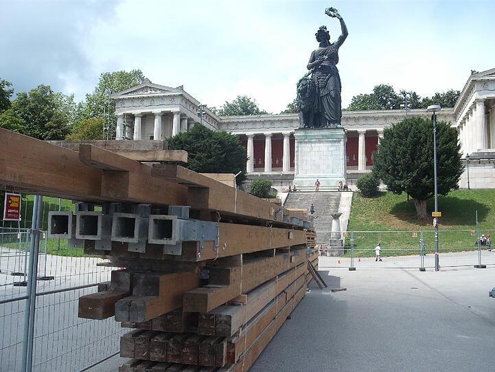 Die ersten Bauteile für eines der Wiesnzelte liegen bereits zu Füßen der Bavaria