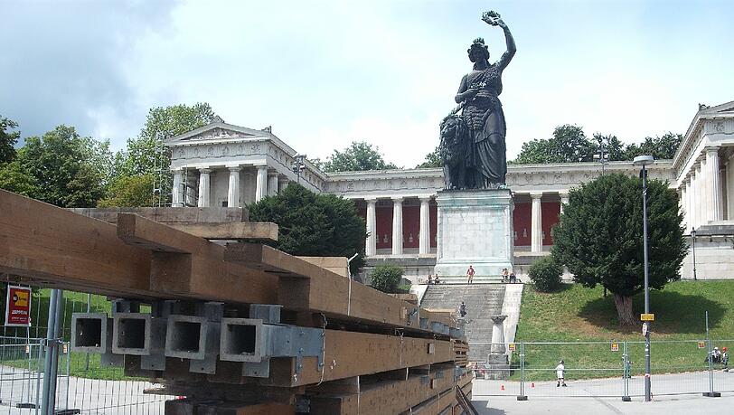 Die ersten Bauteile für eines der Wiesnzelte liegen bereits zu Füßen der Bavaria Die ersten Bauteile für eines der Wiesnzelte liegen bereits zu Füßen der Bavaria