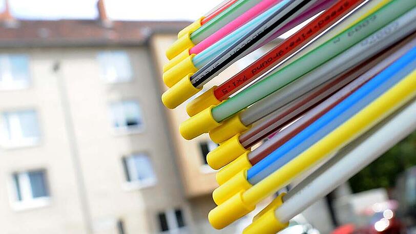 Bunte Stengel: So sehen einzelne Glasfaserkabel aus. Die SWM bauen damit das Netz in München aus.