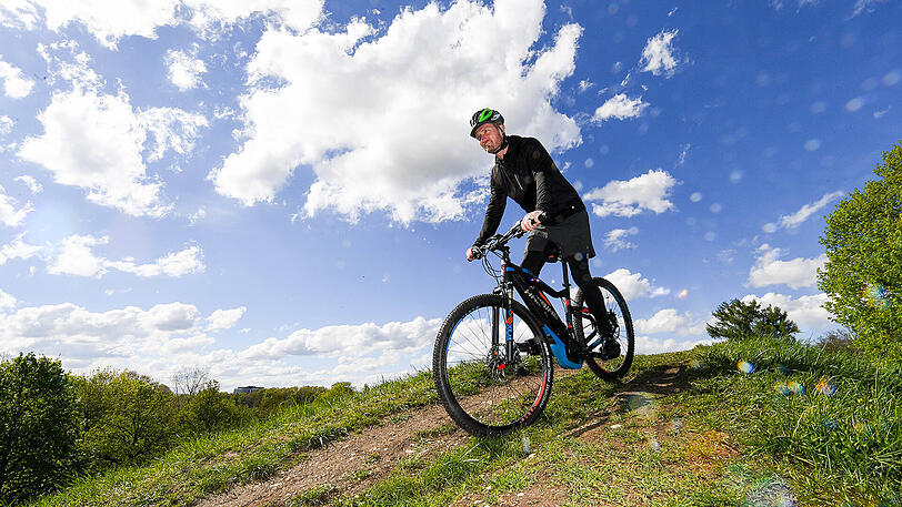 E-Bikes finden immer mehr Fans. Wir haben fünf Tipps fürs sichere Fahren.