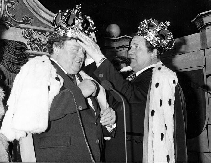 "Passt", sagt Franz Josef Strauß (l.) 1983, als Walter Fitz ihm eine Krone aufsetzt.