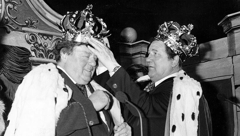 "Passt", sagt Franz Josef Strauß (l.) 1983, als Walter Fitz ihm eine Krone aufsetzt. "Passt", sagt Franz Josef Strauß (l.) 1983, als Walter Fitz ihm eine Krone aufsetzt.