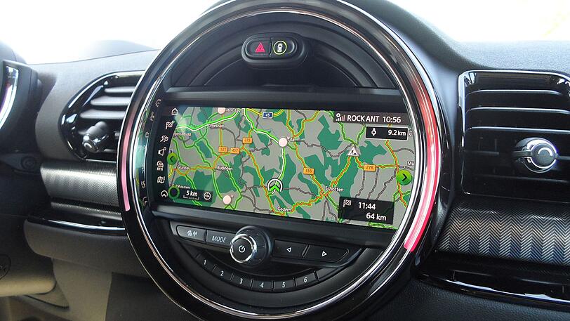 Typisch Mini: der runde Multifunktions-Touchscreen im Bratpfannen-Format.