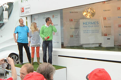 Sportmoderatorin Isabella Müller-Reinhardt bei der Hermes-Fan-Tour mit der Meisterschale