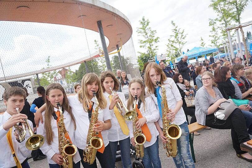 Mit einem Bürgerfest wurde der neugestalztete Memminger Platz in Moosach am Donnerstag eröffnet.