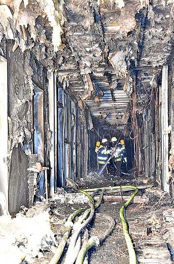 In einem Ankunftszentrum im Euroindustriepark hat ein defekter Heizlüfter einen Großbrand ausgelöst.