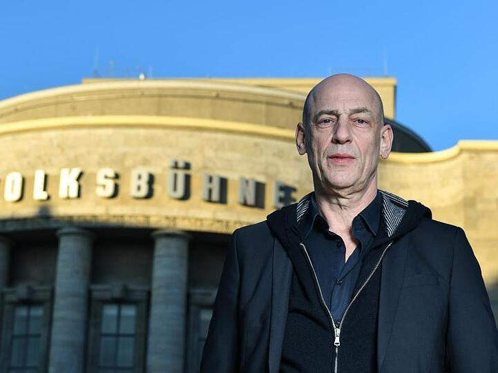 Klaus Dörr, Intendant der Volksbühne Berlin, steht vor dem Gebäude am Rosa-Luxemburg-Platz.