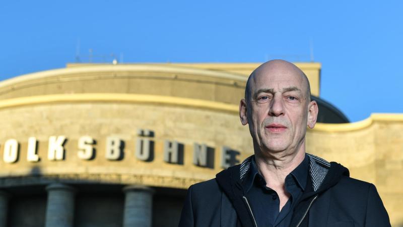Klaus Dörr, Intendant der Volksbühne Berlin, steht vor dem Gebäude am Rosa-Luxemburg-Platz. Klaus Dörr, Intendant der Volksbühne Berlin, steht vor dem Gebäude am Rosa-Luxemburg-Platz.