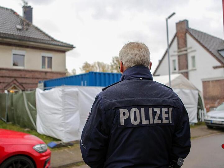 In Alsdorf wird ein Haus von der Polizei durchsucht. Hier wurde ein Verdächtiger im Missbrauchsfall von Bergisch Gladbach festgenommen.