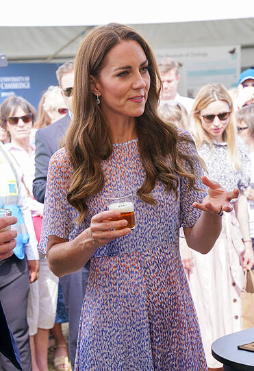 Locker, entspannt, sympathisch: Kate plaudert mit einem Bier in der Hand