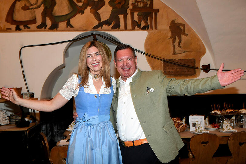 Peter Hubert und seine Ehefrau Caterina Hubert voller Freude bei ihrem Event im Bräustüberl.