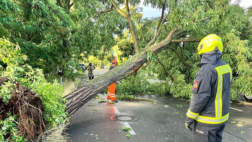 Am späten Nachmittag und Abend ziehen Unwetter über Teile Deutschlands. Am späten Nachmittag und Abend ziehen Unwetter über Teile Deutschlands.