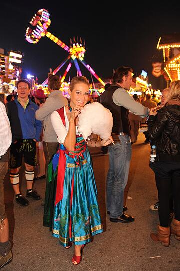 Lecker: Sarah Valentina Winkhaus nascht Zuckerwatte auf der Sky-Wiesn.