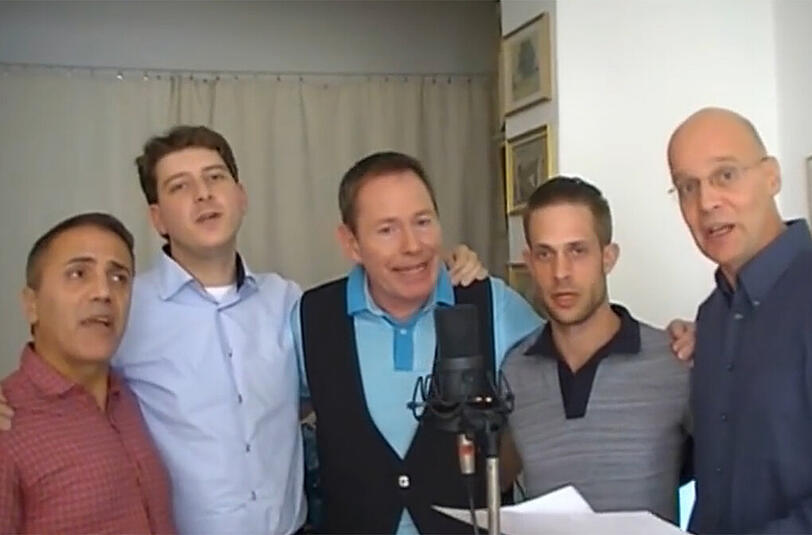 Sie singen den Flüchtlingssong: Sänger Donato Plögert (m.) mit Hakan Tas (l. Die Linke), Fabio Reinhardt (2.v.l. Piraten), Daniel Phillipp Worat (2.v.r. Companies For Refugees) und Thomas Birk (Bündnis 90/Die Grünen)