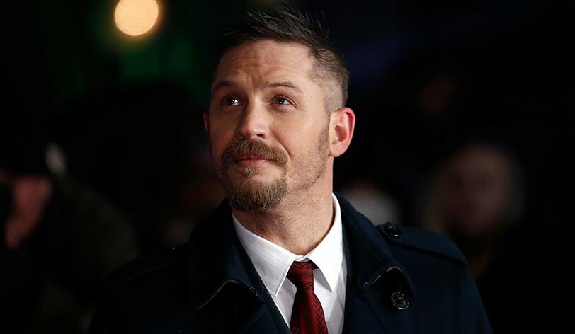 Tom Hardy (Bild) muss sich demnächst wohl ein Tattoo stechen lassen. Der Grund: Er hat mit "Revenant"-Kollege Leonardo DiCaprio gewettet und verloren.