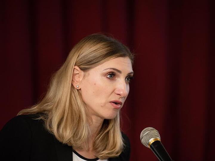 Rechtsanwältin Hanna Henning spricht während einer Pressekonferenz zum Fall Peggy. Foto: Nicolas Armer