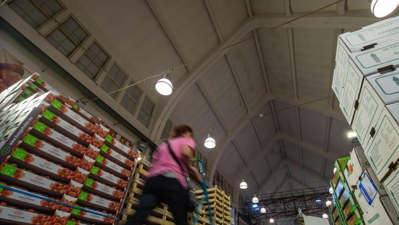 Eine Kundin geht mit einer Sackkarre im Großmarkt München an aufgestapeltem Obst vorbei. Foto: Lino Mirgeler/Archivbild Eine Kundin geht mit einer Sackkarre im Großmarkt München an aufgestapeltem Obst vorbei. Foto: Lino Mirgeler/Archivbild