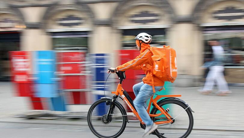 Tägliches Münchner Bild: ein Lieferando-Fahrer in der Stadt. Von dem Lohn allein zu leben ist schwer.