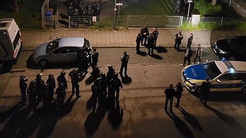 Viel behelmte Polizei am späten Abend vor dem "Sendlinger Bunker", einem Treffpunt von Sechzger-Ultras. (Archiv)