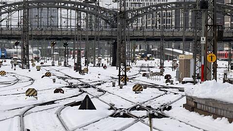 Schnee und Eis liegt auf den Gleisen am Hauptbahnhof.