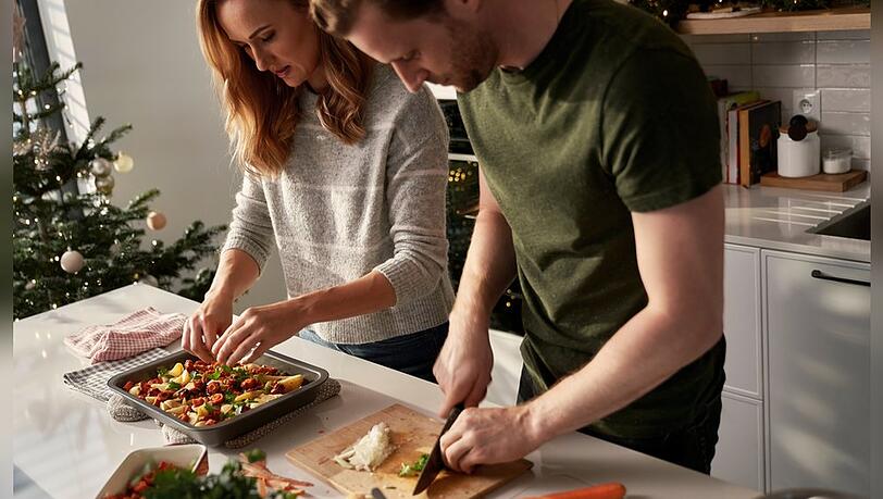 Sonntags ein paar Stunden schnippeln, kochen und portionieren - und man kann die ganze Woche von gesunden Mahlzeiten profitieren. Sonntags ein paar Stunden schnippeln, kochen und portionieren - und man kann die ganze Woche von gesunden Mahlzeiten profitieren.