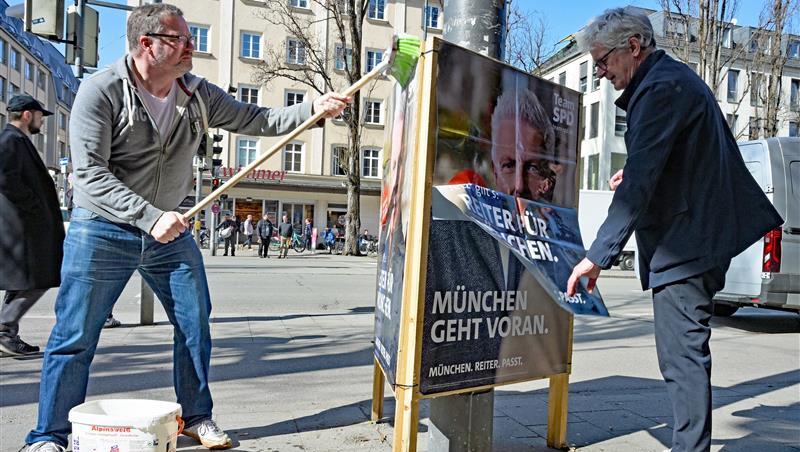 Reiter f&uuml;r M&uuml;nchen&ldquo; steht auf dem neuen Wahlplakat, das SPD-Stadtrat Lars Mentrup (links) auf der Leopoldstra&szlig;e auf den Plakatst&auml;nder klebt. Wie wird der OB die verlorenen W&auml;hlerstimmen zur&uuml;ckgewinnen?