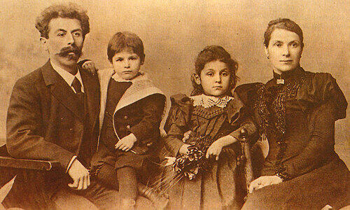 Ein Familienfoto aus der Zeit um 1900: Leo und Elisabeth Schickedanz mit ihren Kindern Gustav (dem späteren Konzernchef) und Elisabeth, die von allen &bdquo;Liesl&ldquo; gerufen wurde.